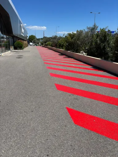 Traçage rouge de sols pour un accès pompiers au centre commercial Avant Cap à Cabries, Marseille, ALC PROPRETE