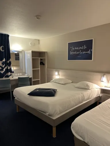 Chambres familiales : nos équipes assurent le nettoyage complet, incluant les lits, la moquette et le dépoussiérage.