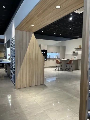 Les vitrines et surfaces exposées sont nettoyées pour mettre en valeur les cuisines et équipements.  Les meubles, plans de travail et présentoirs sont dépoussiérés et maintenus impeccables.