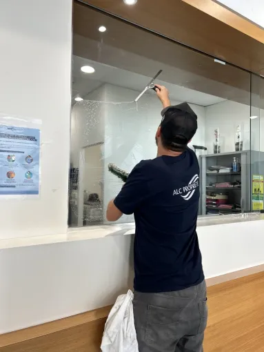 Prestation vitrerie de l'accueil du service UGECAM