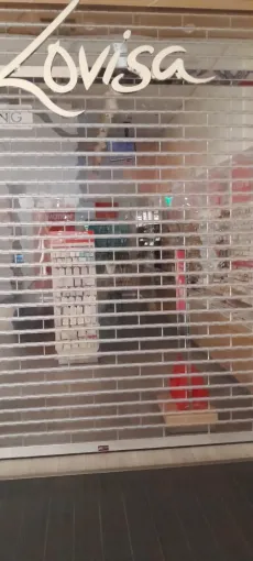 • Utilisation de matériel non agressif (chiffons doux, raclettes, etc.) pour éviter toute rayure  • Rinçage à l’eau claire pour éviter les traces