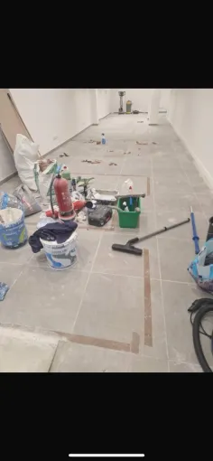 Avant intervention  Après les travaux, les locaux présentaient un état de salissure important : poussières de chantier, traces au sol, résidus de matériaux et équipements encore en place. L’espace n’était pas exploitable et nécessitait une remise en état professionnelle.