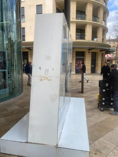 État Initial : Un support marqué par l’usage urbain Avant notre intervention, le totem présentait des signes d'usure manifeste liés à son environnement extérieur. Les parois blanches latérales étaient saturées de résidus d'adhésifs, de traces de colle tenaces et de salissures de pollution. Cet encrassement général ternissait le visuel emblématique de la Sainte-Victoire et nuisait à l’image de standing de la galerie