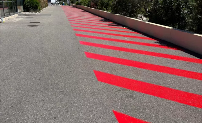 Traçage rouge de sols pour un accès pompiers au centre commercial Avant Cap à Cabries, Marseille, ALC PROPRETE