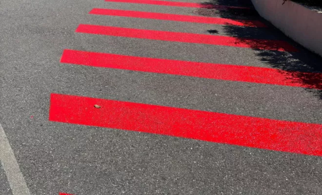 Traçage rouge de sols pour un accès pompiers au centre commercial Avant Cap à Cabries, Marseille, ALC PROPRETE