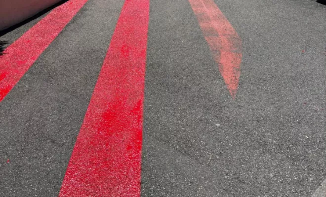 Traçage rouge de sols pour un accès pompiers au centre commercial Avant Cap à Cabries, Marseille, ALC PROPRETE