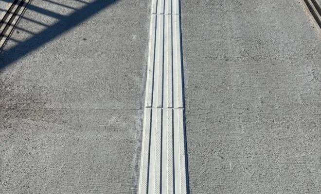 Pose de 26M linéaires de bande de guidage en résine méthacrylate pour personnes malvoyantes (PAM) et à mobilité réduite (PMR) Dimensions l 220 ou 170 (+/-5 mm) x L 1000 mm à BULD'HAIR SHOPPING Vedène