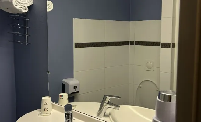 Nettoyage des salles de bain : désinfection et entretien complet des sanitaires, lavabos, douches et sols.