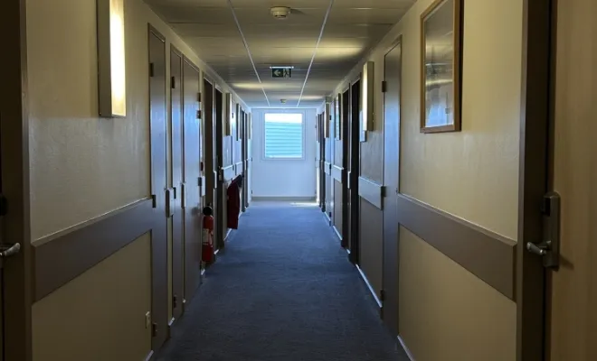 Nettoyage des couloirs : entretien complet des vitres et de la moquette.