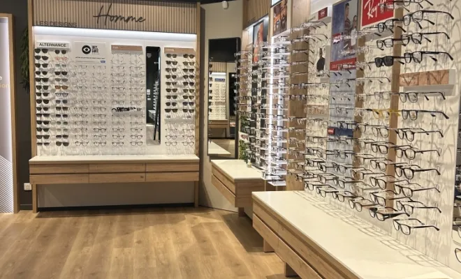 Les vitrines et présentoirs sont nettoyés pour mettre en valeur les produits.
