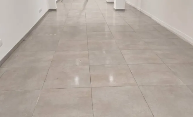 Après intervention  Après le passage des équipes ALC Propreté, les locaux ont retrouvé un aspect propre et soigné. Les sols ont été nettoyés en profondeur, les poussières et traces de travaux éliminées, offrant un espace propre, lumineux et prêt à être utilisé.